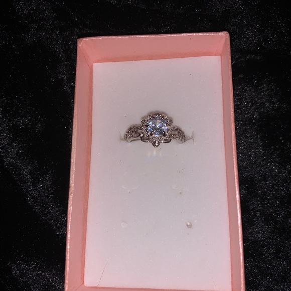 Beautiful Diamond ring. - Picture 8 of 11